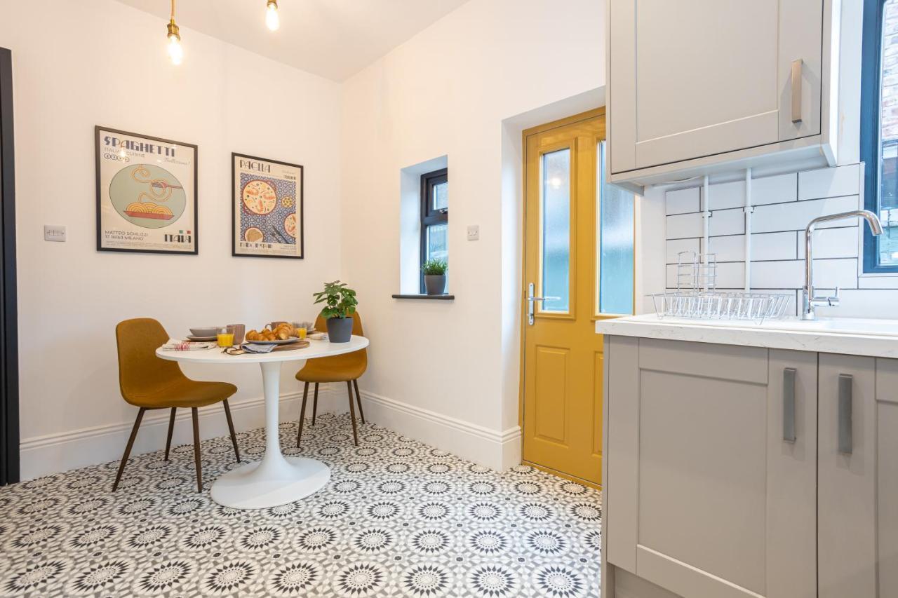 Stunning Scandi 3 Bed House In Manchester-Parking Villa Exterior photo